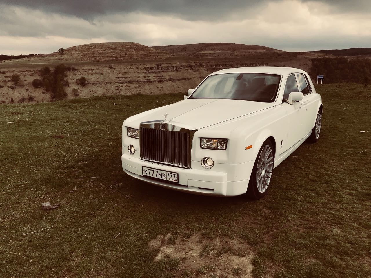 Аренда Rolls-Royce Phantom представительского класса с водителем в  Ставрополе по цене от 6000 рублей в час | REQCAR.COM